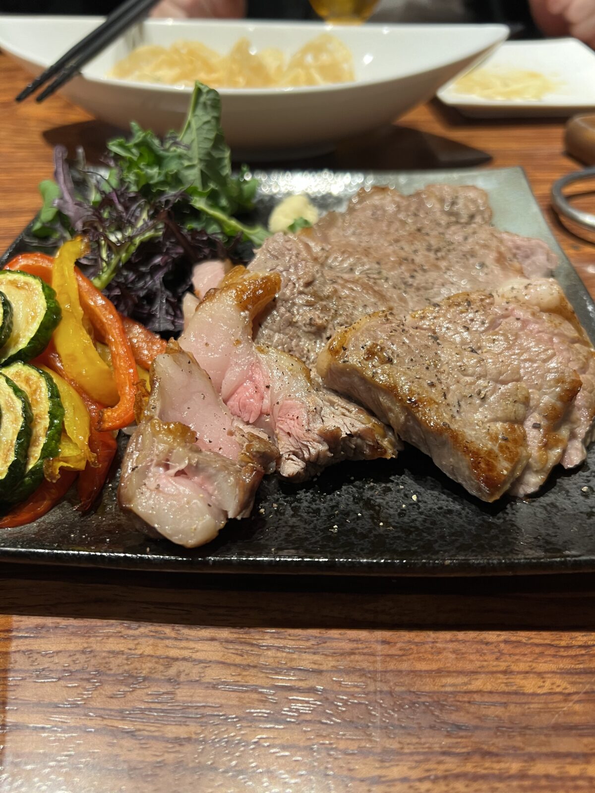 調布ワインバルBiBBERの肉料理